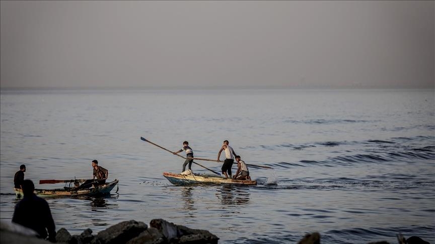 مصرع صياد فلسطيني إثر انقلاب قاربه قرب ميناء غزة