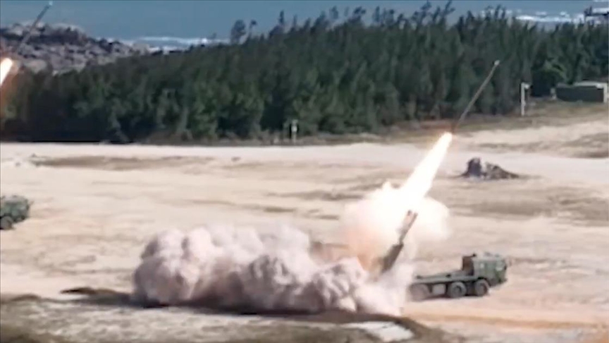Kina lëshon raketa në stërvitjet me armë zjarri rreth Tajvanit