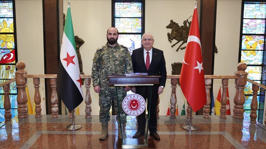وزير الدفاع التركي يستقبل رئيس الأركان السوري