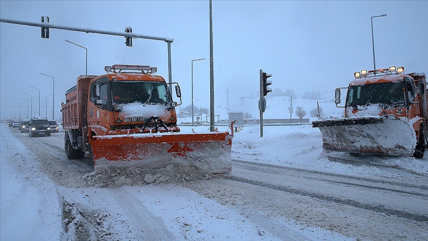 Karayolları ekipleri Doğu'daki 6 ilde 297 iş makinesiyle karla mücadele ediyor