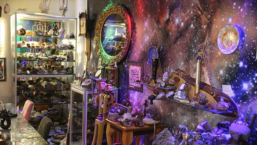 İşlediği süs taşlarını oluşturduğu "müze"de sergiliyor