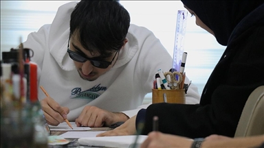 Görme engelli üniversite öğrencisi resimlerle hayatını renklendiriyor