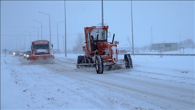 Ekîbên rêbejayê li 6 parêzgehên li Rojhilatê bi 297 makîneyên kar va têkoşîna berfê dimeşînin