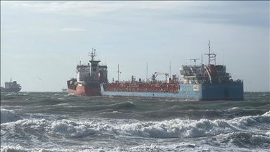 İstanbul Küçükçekmece açıklarında birbirine temas eden iki tankerden biri kurtarıldı