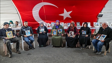 Dayikên Diyarbekirê dixwazin di sala nû da bigihêjin ewladên xwe