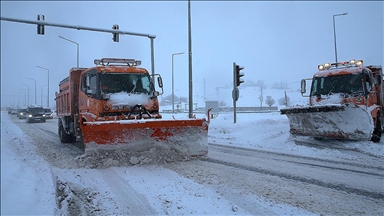 Karayolları ekipleri Doğu'daki 6 ilde 297 iş makinesiyle karla mücadele ediyor