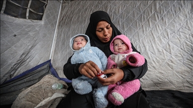 Familja në Gaza përpiqet të mbrojë binjaket e porsalindura nga i ftohti i dimrit