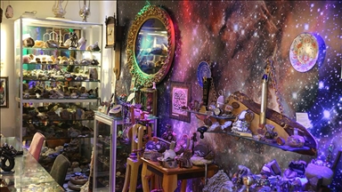 İşlediği süs taşlarını oluşturduğu "müze"de sergiliyor