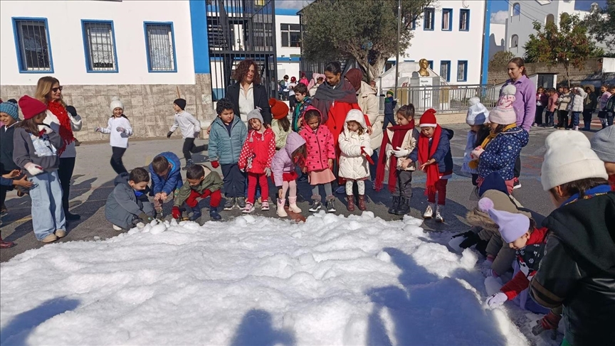 Bodrum'da çocuklara okul bahçesinde suni kar sürprizi