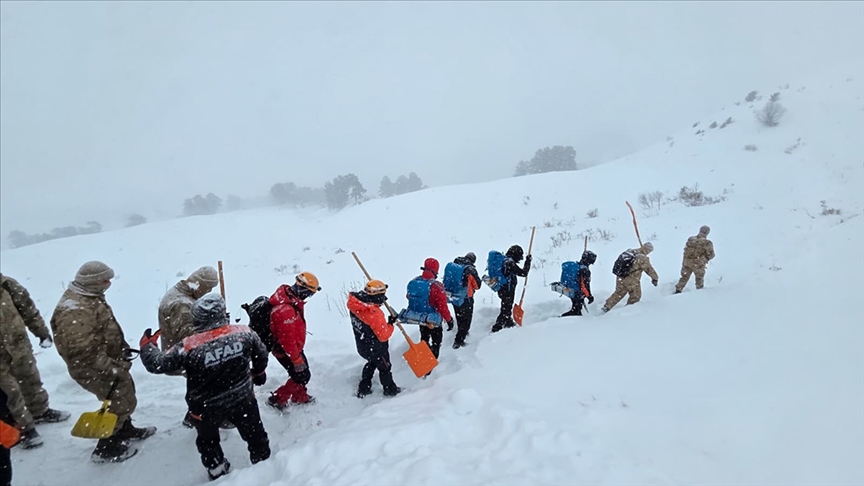 Artvin'de çığ altında kalan bir kişinin cansız bedenine ulaşıldı