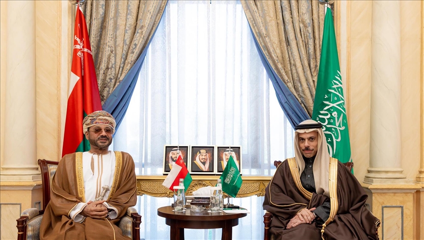 وزير خارجية عُمان يبحث مع نظيره السعودي احتواء التصعيد باليمن 