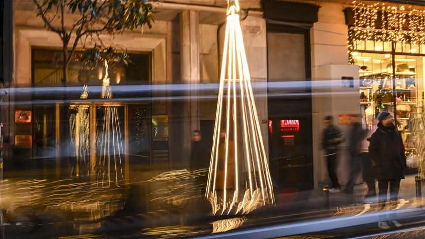 İstanbul'un işlek cadde ve meydanlarında yılbaşı hareketliliği