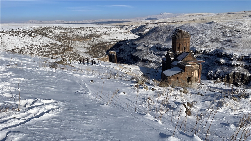 Xirabeyên Aniyê yên li Qersê di binê berfê da man