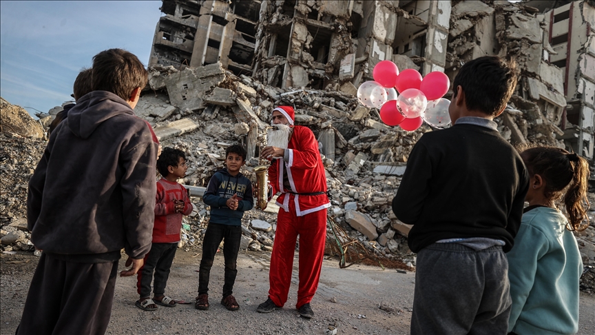 Usred ruševina Gaze, Djed Mraz sa saksofonom širi poruku nade