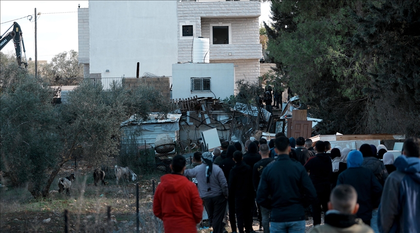 وقفوا عاجزين.. فلسطينيون يشاهدون إسرائيل تهدم منازلهم في نور شمس