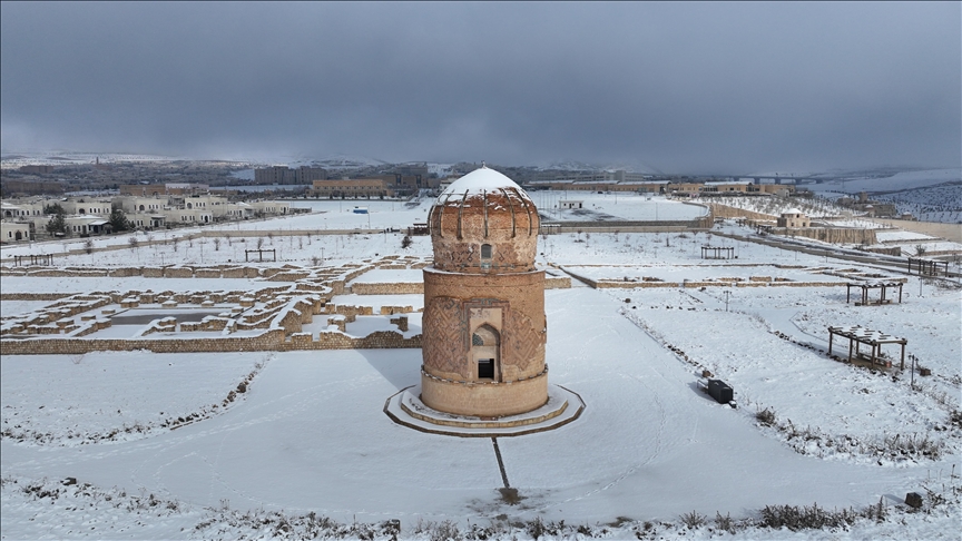 Hasankeyf'teki tarihi yapılar kar yağışıyla beyaza büründü