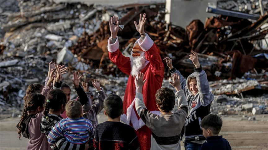 "بابا نويل" فوق الركام.. موسيقي فلسطيني يعزف الأمل لأطفال غزة (تقرير إخباري)
