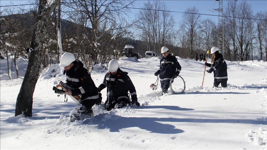 Zorlu iklim ve arazi şartlarında insanları karanlıkta bırakmamak için çabalıyorlar
