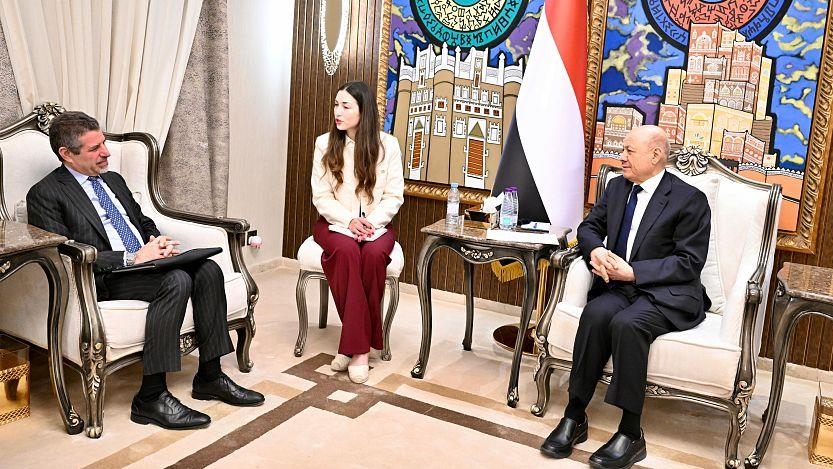 العليمي لسفير واشنطن: تفادي التصعيد بمنع التحركات خارج إطار الدولة