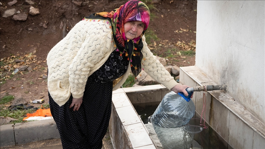 Ankara'da su kesintisinden etkilenen vatandaşlar çeşmelerden su temin ediyor