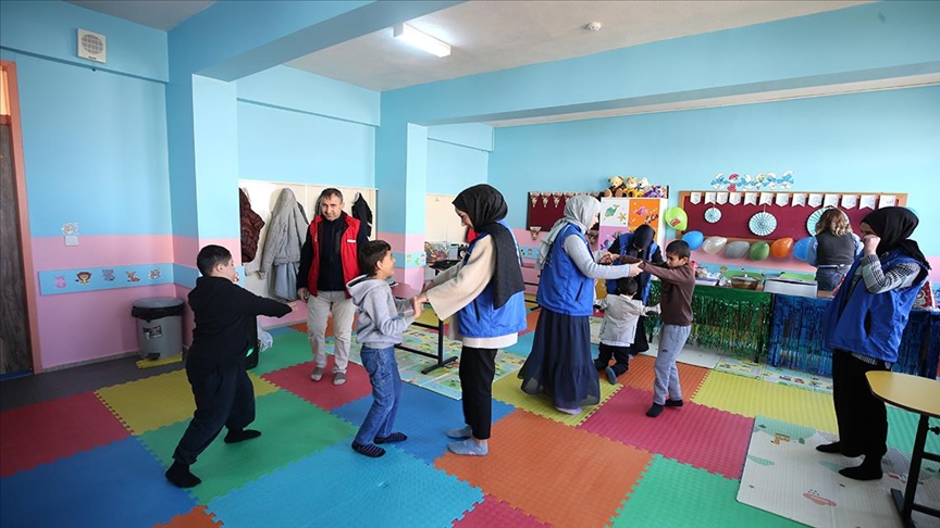 Muş'ta gönüllü gençler 20 köyde yaptıkları etkinliklerle çocukların yüzünü güldürdü