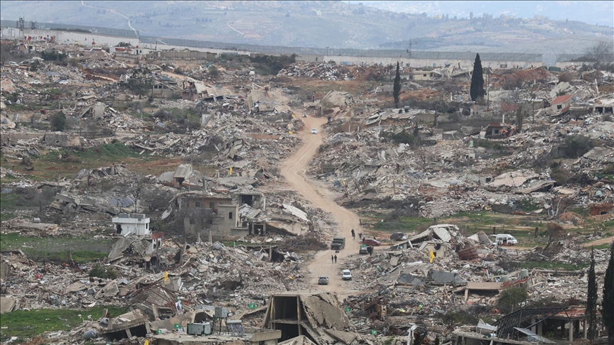 İsrail, Lübnan'ın güneyinde yerle bir ettiği Mervahin beldesinde ayakta kalan son evi de yıktı