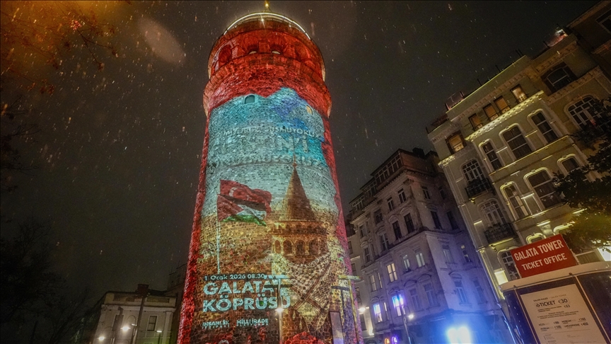 الكوفية الفلسطينية تزين برج غالاطة وسط إسطنبول