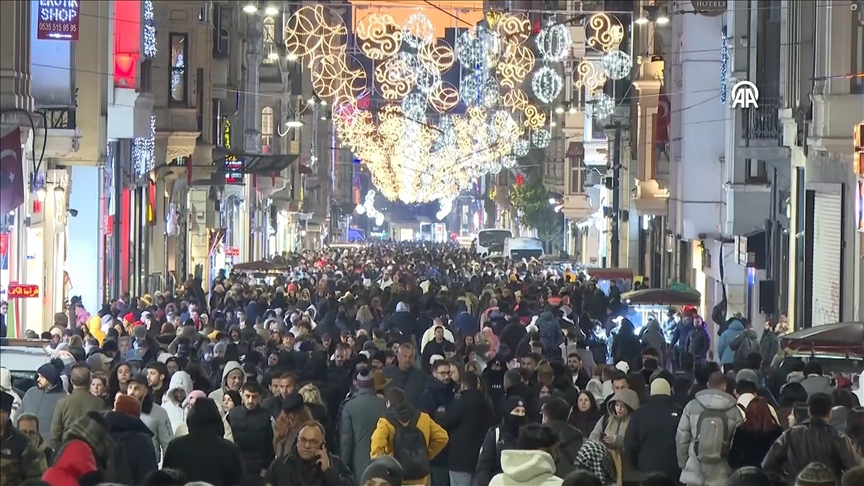 إسطنبول.. "ميدان تقسيم" يكتظ بالمحتفلين بالعام الجديد 2026