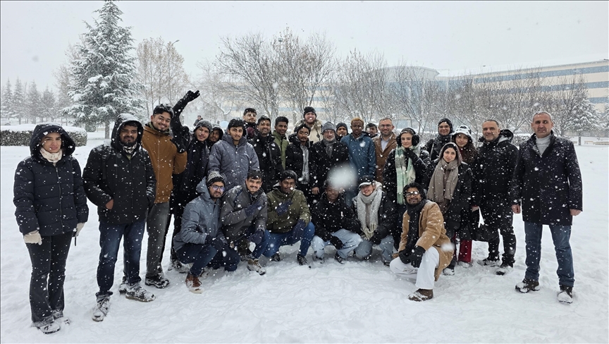 Bingöl'de Afrikalı öğrenciler kar sevinci yaşadı 