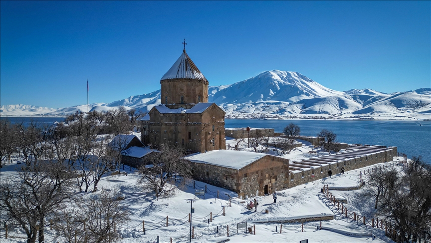 Girava Axdamarê ku bi berfê xemilî, mazûvaniya ziyaretvanên xwe dike
