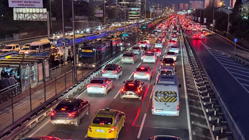 İstanbul'da yılın son mesai gününde trafik yoğunluğu yüzde 74'e çıktı