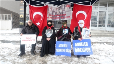 Li Mûşê malbatên dixwazin bigihêjin ewladên xwe çalakiya li ber avahiya DEM Partiyê domand