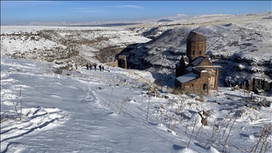 Xirabeyên Aniyê yên li Qersê di binê berfê da man