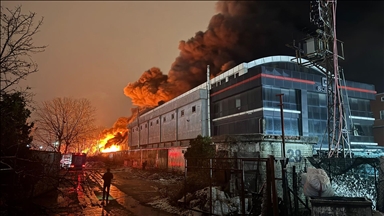 Esenyurt'ta çıkan fabrika yangınına müdahale sürüyor