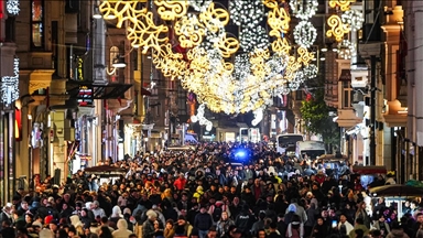 İstanbul'un işlek cadde ve meydanlarında yılbaşı hareketliliği