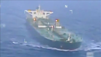 خدمه یک نفتکش در کارائیب که از گارد ساحلی آمریکا گریختند پرچم روسیه را روی کشتی نقاشی کردند