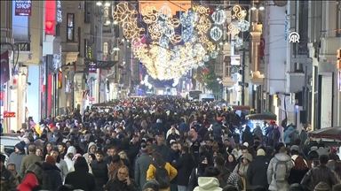 إسطنبول.. "ميدان تقسيم" يكتظ بالمحتفلين بالعام الجديد 2026