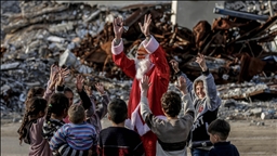 "بابا نويل" فوق الركام.. موسيقي فلسطيني يعزف الأمل لأطفال غزة 