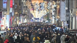 إسطنبول.. "ميدان تقسيم" يكتظ بالمحتفلين بالعام الجديد 2026