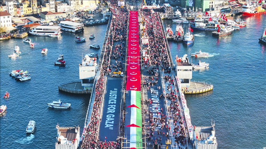 Une marche pro-palestinienne rassemble environ 400 groupes sur le pont de Galata le jour de l'An à Istanbul