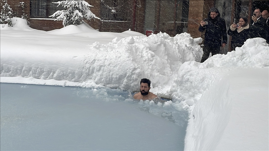 Bolu'da tatilci sıfırın altında 10 derecede buz tutmuş havuza girdi