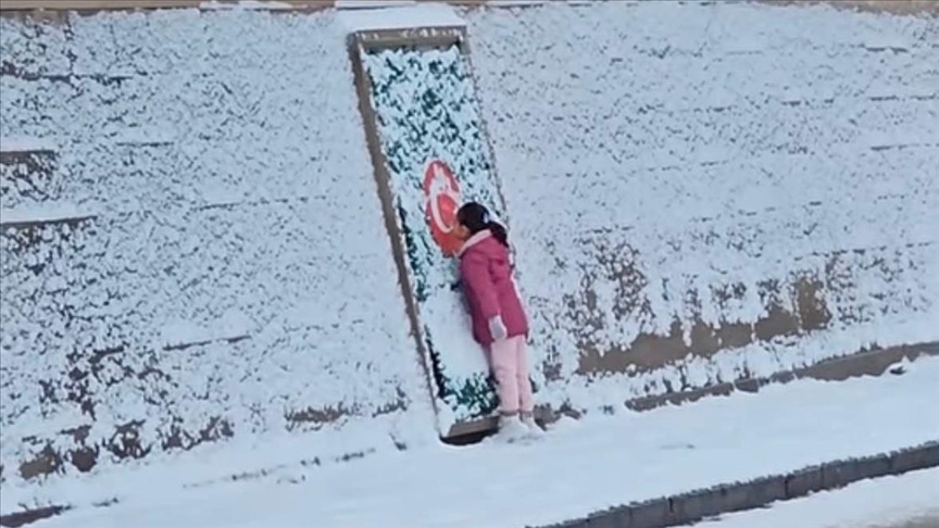 Minik Zeynep Ebrar Berk, bayrak sevgisiyle yürekleri ısıttı