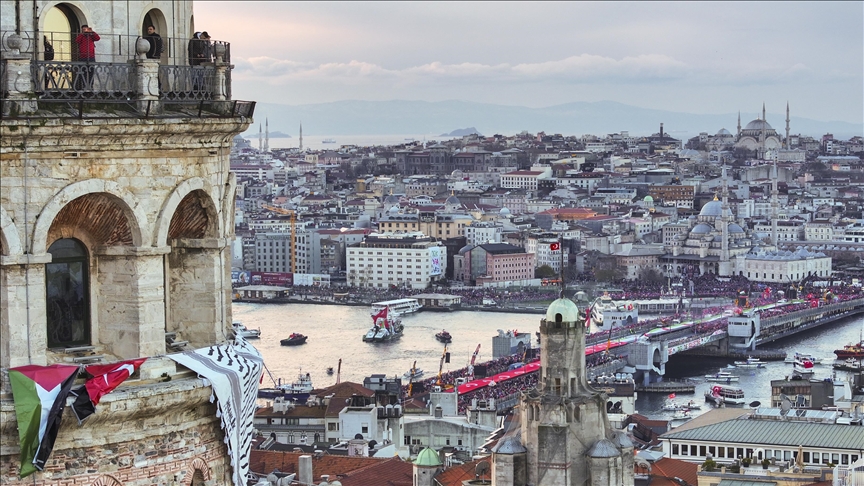 Istanbul : près de 520 000 personnes rassemblées sur le pont de Galata pour une marche pro-palestinienne du Nouvel An
