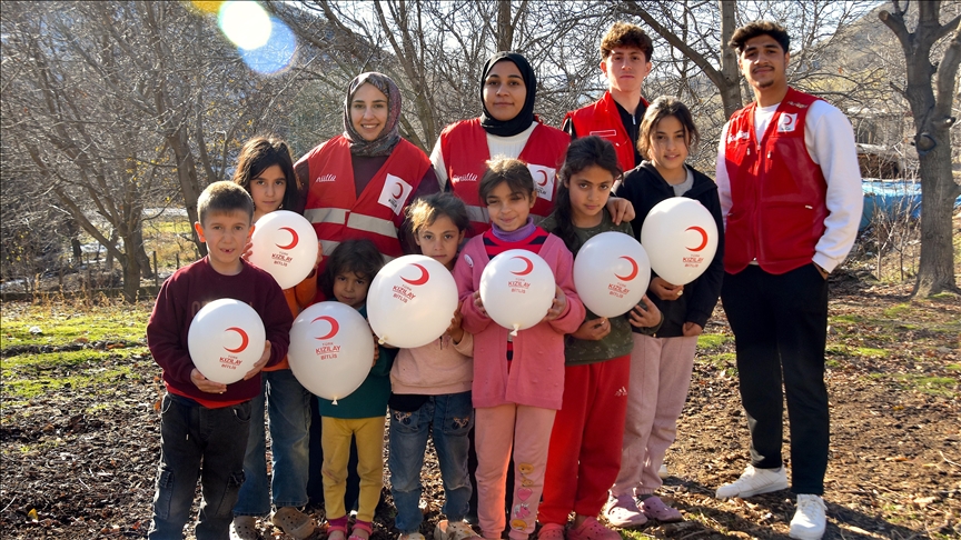 Bitlis'te Türk Kızılay gönüllüleri köyleri dolaşarak ihtiyaç sahiplerine ulaşıyor