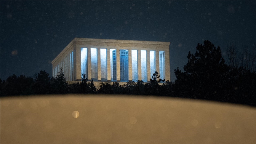 Ankara'da yeni yıl kar yağışıyla başladı
