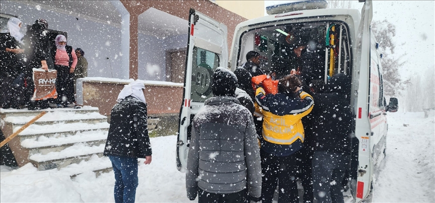 Muş'ta yolu kardan kapanan köydeki hasta ekiplerce hastaneye ulaştırıldı