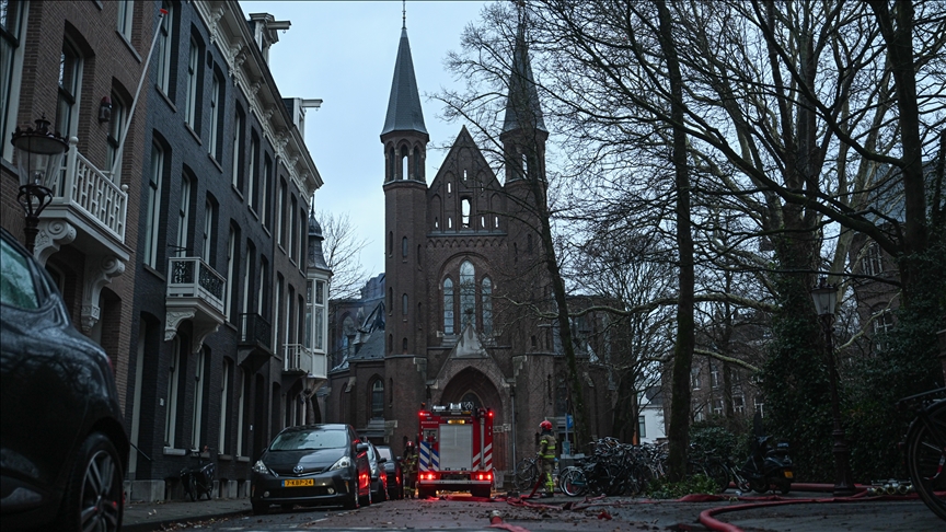 Пожар ја зафати историската црква Вонделкерк во Амстердам