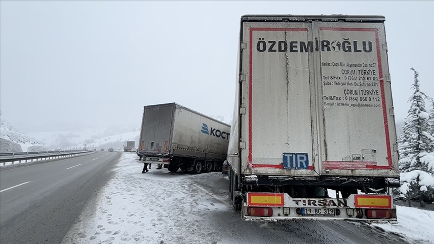 Samsun'da tırın bariyerlere ve başka bir tıra çarpması kamerada