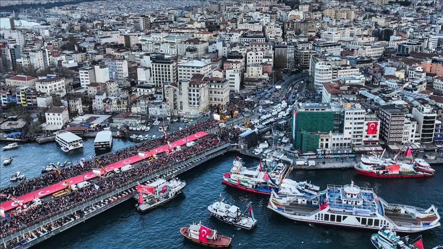 إسطنبول.. عشرات الآلاف يتجهون لجسر غالاطة في مسيرة تضامنية مع فلسطين