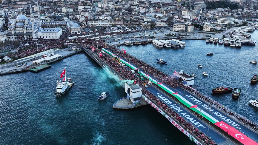 Околу 520.000 луѓе на пропалестинскиот марш на Мостот Галата во Истанбул на првиот ден од Новата година